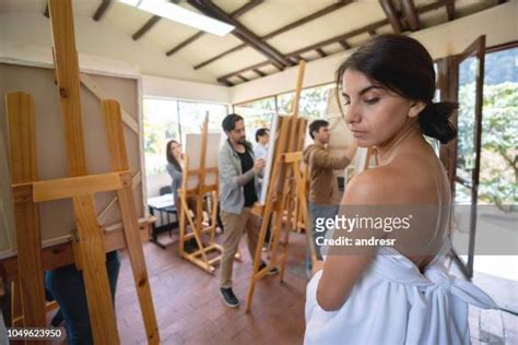 Live Model Drawing Class Photos And Premium High Res Pictures Getty