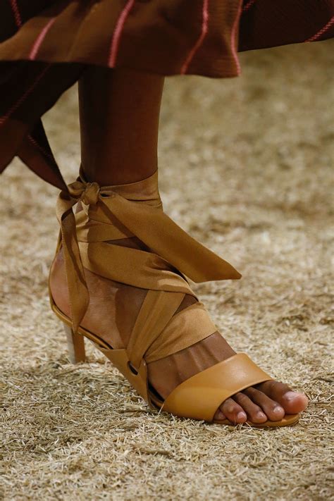 Hermès Resort 2019 Collection - Vogue Sneakers Fashion Outfits, Fashion