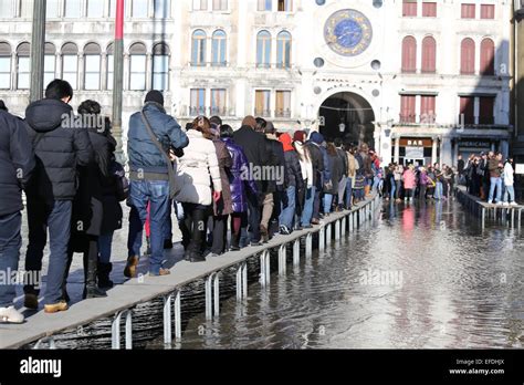 Venice Italy 31st January 2015 Italy Weather People On The Walkway