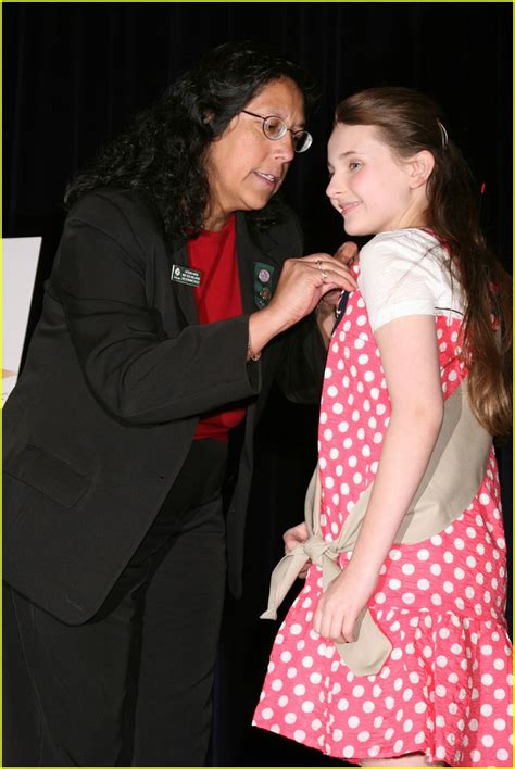 Abigail Breslin Enters Girl Scout Central Photo 1025061 Abigail Breslin Pictures Just Jared