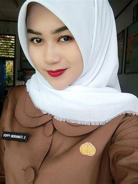 Foto Pesona Guru Sd Berhijab Asal Serang Poppy Indrawati Halaman 2