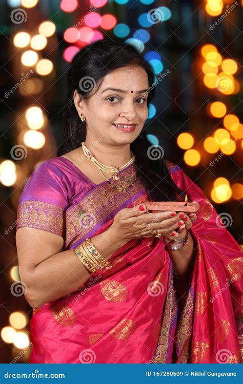 Indische Frau Beim Diwali Festival Stockbild Bild Von Saree Recht 167280509