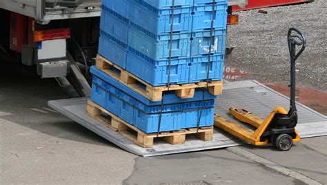 How To Safely Unload Pallets With A Pallet Truck Manutan Uk Blog