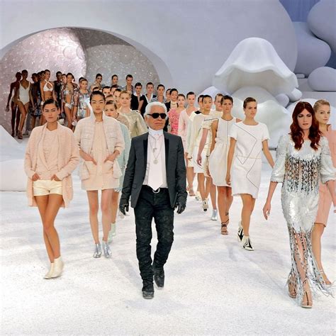 Les Plus Beaux Défilés De Karl Lagerfeld Le Metteur En Scène De La Mode Idées De Mode Karl