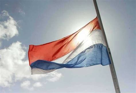 Op social media klonken al verschillende oproepen van nederlanders om de vlag halfstok te hangen. Ingetogen dodenherdenkingen in Ermelo, Harderwijk en ...