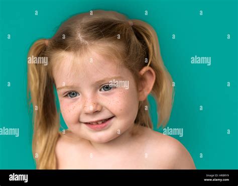Kaukasische kleine Mädchen nackten Oberkörper lächelnd Stockfoto Bild Alamy