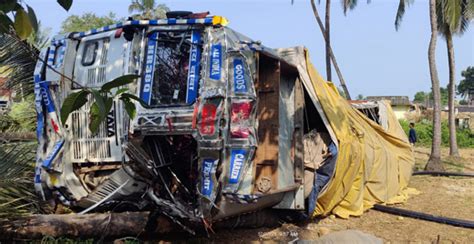 Mangalore Today Latest Main News Of Mangalore Udupi Page Kota Lorry Overturns After Brake