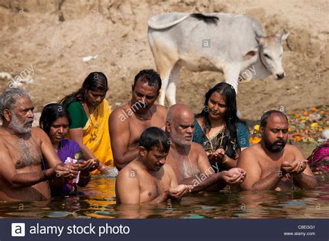 Indisch Hinduistischen Männer Und Frauen Baden Und Beten In Den Fluss Ganges Durch Kshameshwar
