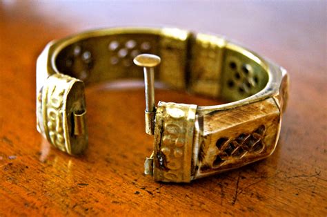gambar menonton tangan buka antik cincin tua matang tanduk logam kerajinan gelang