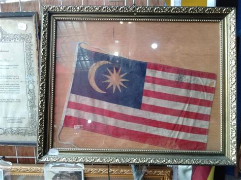Darlymple membuka dan mengibarkan bendera british di tanjung periuk pada 22 januari 1763. Sejarah 11 jalur bendera Persekutuan Tanah Melayu dan ...