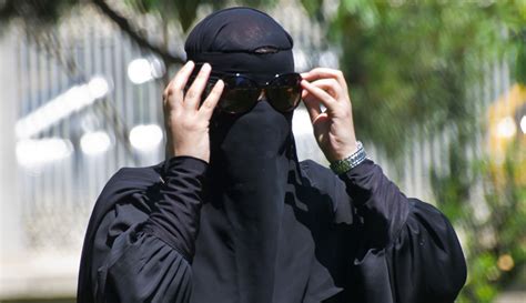 Interdiction à Toute Personne Portant Le Niqab Ou à Visage Non Découvert Laccès Aux