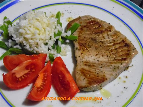 Sin embargo debes saber que el atún tiene la tendencia a ser seco, por eso es importante que lo dejes un poco crudo en el centro si deseas que quede suave y delicioso. Ayudando a Cocinar.: Atún a la Plancha