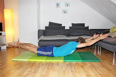 Es gibt jedoch auch einige einfache übungen, die ebenfalls hilfreich sein und für die du keinen fuß vor die tür setzen musst. 5 effektive Rückenübungen für zuhause ohne Geräte ...