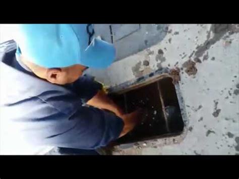 Cortes imprevistos de agua causan molestias en moradores de la ciudadela samanes, norte de guayaquil. Corte de agua potable en registro de medidor con ...