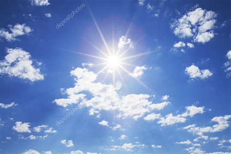 Sol Brillante Con Nubes En Cielo Azul — Foto De Stock © Tawanlubfah