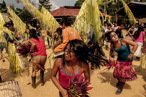 Indígenas En Ecuador La Fiesta De La Comunidad Libre De Extracción