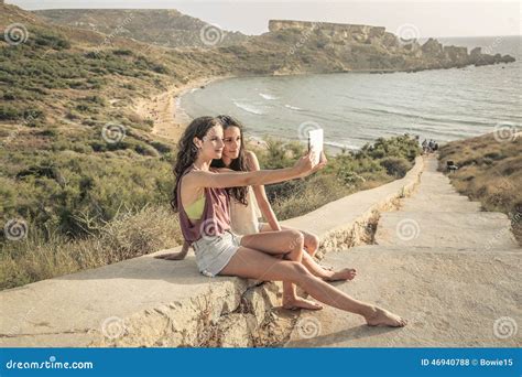 Deux Filles Faisant Un Selfie Photo Stock Image Du Seaside Plage