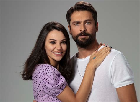Ağır romantik'de kerem'in aslı'dan gerçekte kim olduğunu sakladığı romantik, komik bir hikâyenin işlendiği beyaz perde filmidir. Tuvana Türkay ve Onur Tuna "Ağır Romantik" ile geliyorlar ...