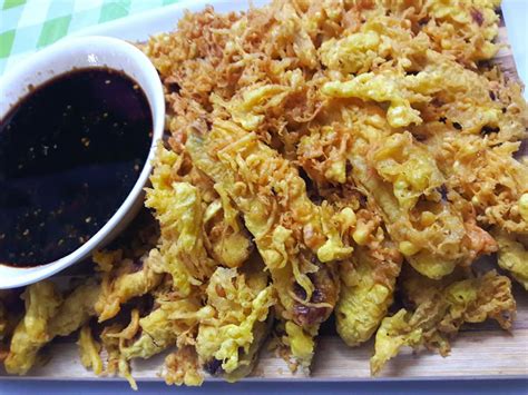 Pisang goreng ('fried banana' in indonesian/malay) is a fritter made by deep frying battered plantain in hot oil. Cara membuat Tepung Menggoreng Pisang yang rangup serta ...