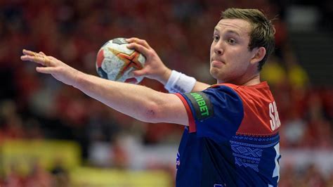 Der 1,95 m große rechtshänder begann beim norwegischen verein charlottenlund sk in trondheim mit dem handballspiel. THW Kiel verpflichtet Superstar Sagosen - Bild.de