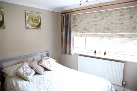 Your bedroom is a place to relax and enjoy a great night's sleep, and the right window dressing will help to create this peaceful and private space. How Mary layered Roman blinds and curtains in her bedroom ...