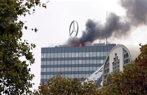 Za mrakodrapy se také někdy označují budovy, jejichž výška přesahuje 100 metrů. Na střeše berlínského mrakodrapu Europa-Center hořelo ...