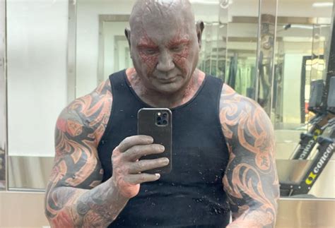 Leet Budapest Utcáin Nyomul Dave Bautista és Nagyon élvezi