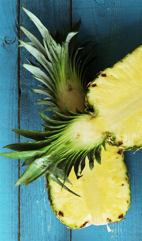 How To Cut A Pineapple The Easiest Ways Hellofresh