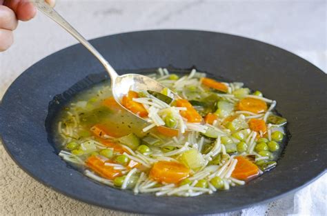 Sopa de fideos con verduras deliciosa y sencilla para combatir el frío