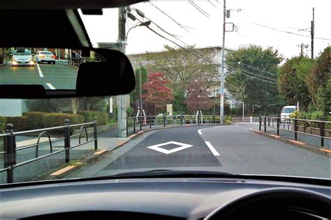 安全運転クイズ・道路に描かれたマークの意味とは？｜危険予知｜jaf Mate Online