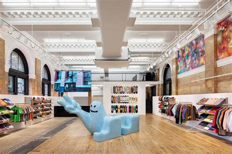 Supreme Plongez Dans Le Nouveau Shop Ouvert Par La Marque À New York