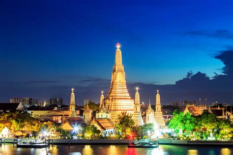 タイ語（タイご、 ภาษาไทย pʰāːsăː tʰāi）はタイ王国の公用語。短縮形は「ไทย（タイ）」。タイ・カダイ語族カム・タイ語派に属する。 タイ・カダイ語族はシナ・チベット語族に属するとされてきたが、独立した語族であるとするのが通. 日暮れ時のワット・アルン タイの風景 | Beautiful Photo.net
