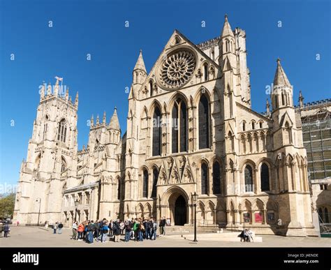 Die Südfassade Des York Minster Mit Einer Gruppe Von Besuchern In Den