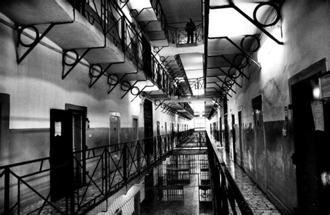 Il carcere di Poggioreale dignità negate il fotoreportage di Valerio Bispuri la Repubblica