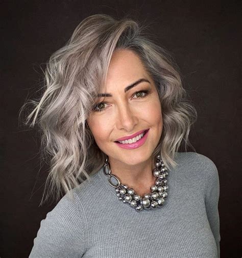 Transitioning To Gray Hair 101 New Ways To Go Gray In 2021 Hadviser Transition To Gray Hair