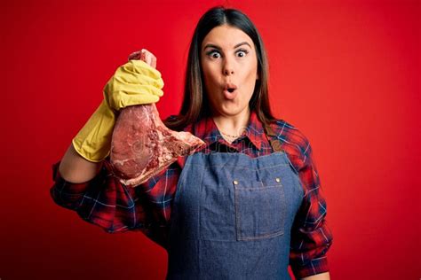 Joven Carnicera Sosteniendo Una Estaca Fresca De Carne Cruda Sobre