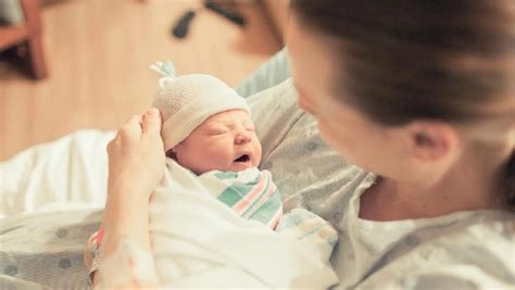 Ianya akan mengganggu perkembangan anak dan anak akan rasa tak selesa. Menyusui, Cara Mengatasi Bilirubin Tinggi pada Bayi Kuning