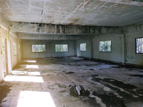 edificio abandonado habitación abandonada con paredes agrietadas y pintura descascarada hay agua