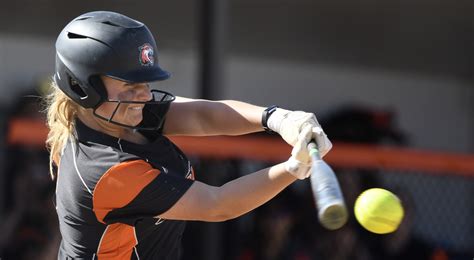 Softball drops pair of tight games to nationally-ranked 