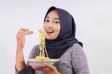 alasan kenapa orang indonesia suka makan mie instan