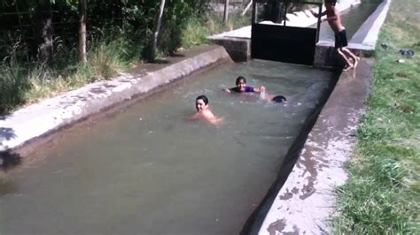 Niños Bañándose En Acequia En Villa Regina Youtube