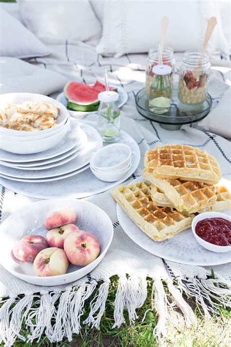 Weitere ideen zu garten, pflanzen, gärtnern. picknick-im-garten-mit-waffeln-und-obst | Schön bei dir by ...