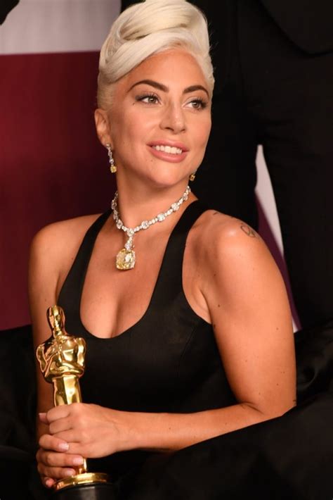 Lady gaga is baring it all! La joya de millones de Lady Gaga en los Oscars - Corazón ...