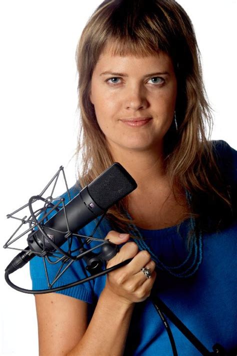 'alleen reizen lijkt altijd romantischer dan het uiteindelijk is'. Kirsten Lemaire, StuBru-presentatrice.