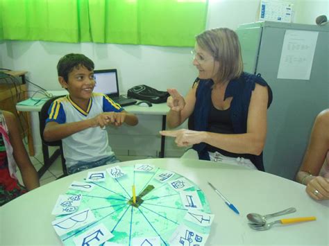 Eeef Alexandre De GusmÃo Professora Faz Dinâmica Com Alunos Surdos