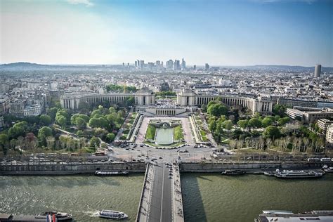 Il est bordé à l'est par la seine et à l'ouest par le périphérique parisien, exception faite du bois de boulogne qui se situe de l'autre côté de cette voie. Les 20 arrondissements de Paris | Un jour de plus à Paris
