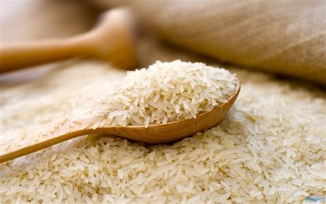 Cara membuat tepung beras adalah dengan menumbuk beras putih sampai halus. Makanan dari Tepung Beras dan Terigu dengan Mudah dan Enak