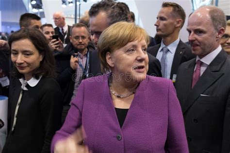 Bezoek Van Kanselier Van Duitsland Angela Merkel Aan De Tribune Van
