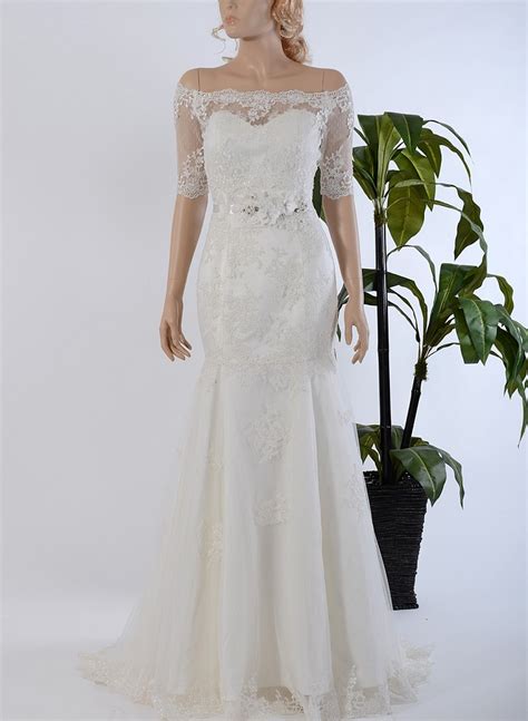 The bolero is the perfect accessory for the ceremony for strapless wedding dresses, or to avoid feeling cold while traveling boleros add value to the dress, making it appear different. Wedding dress with bolero 0702