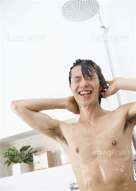【シャワーを浴びるミドルの男性】の画像素材 00048964 写真素材ならイメージナビ